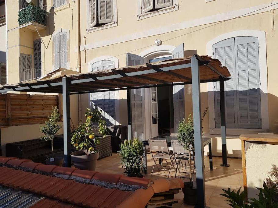 Superbe 2 Pieces Avec Grande Terrasse, Classe *** Marseilles